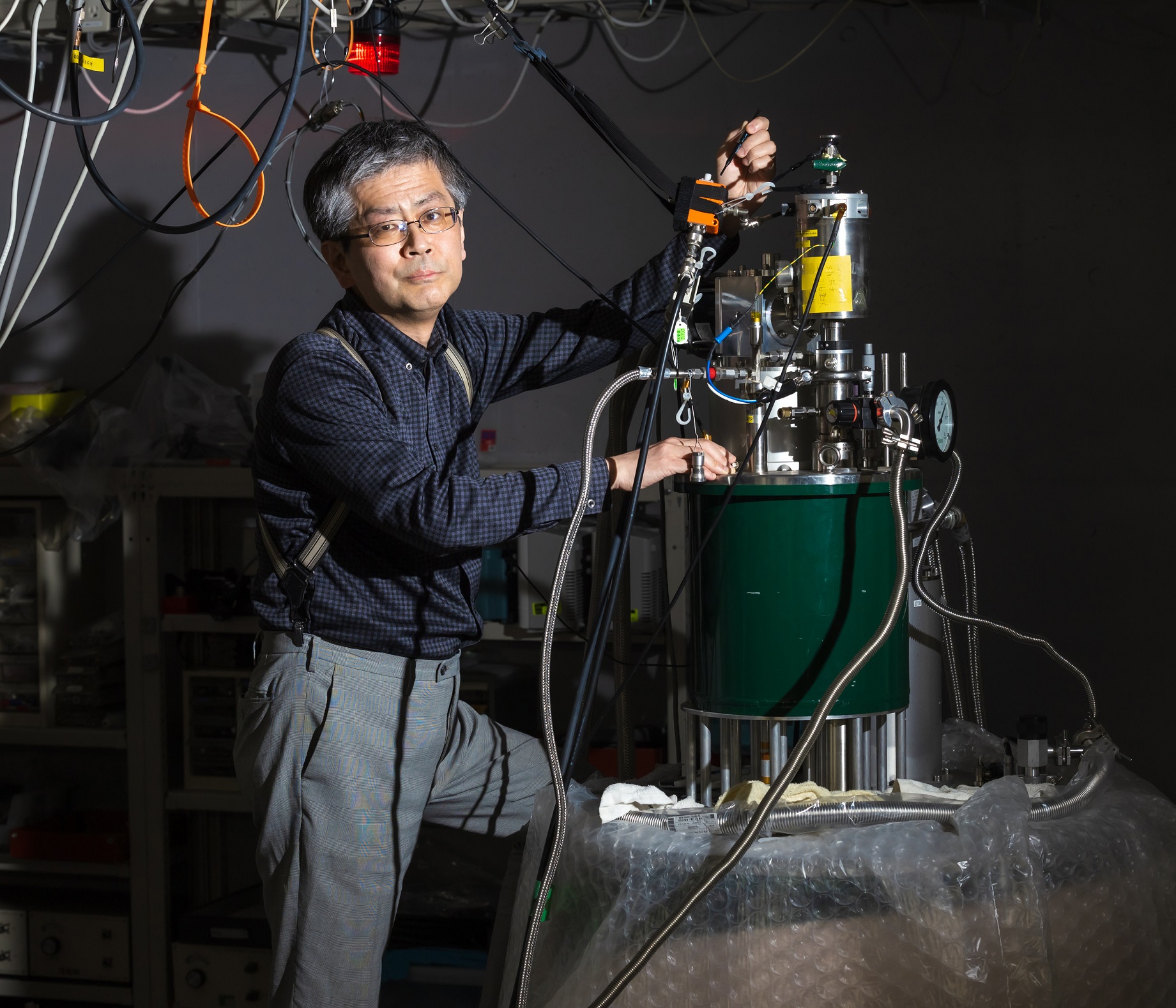 物質を冷やすと現れる奇妙な現象。未知の電子状態を探す｜上智大学