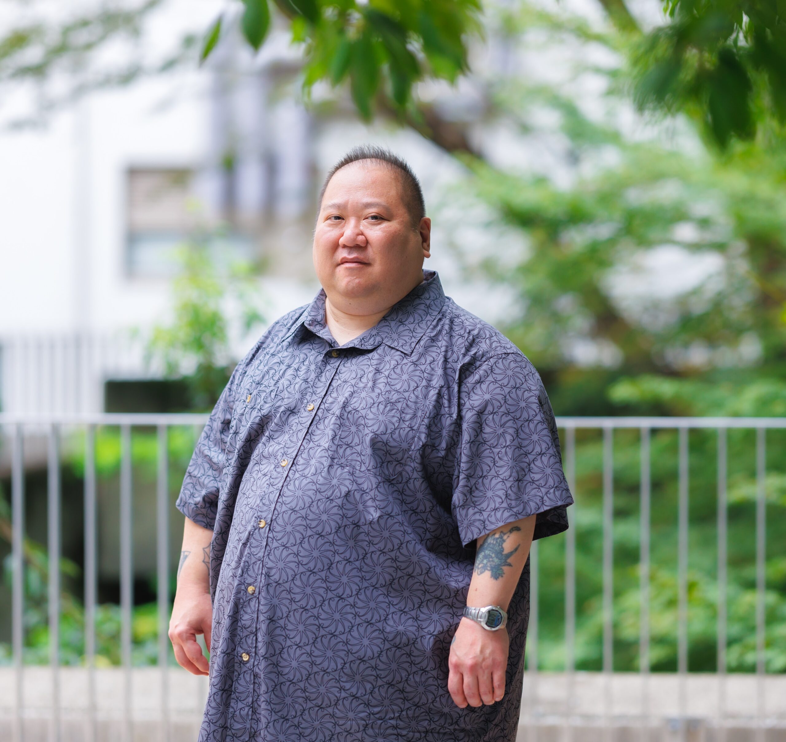 談話の分析を通じて、言語の社会学的影響と言語イデオロギーを明らかに 