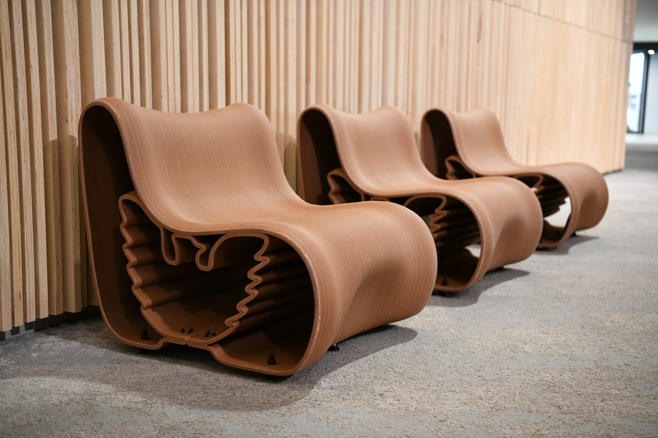 大阪・関西万博ルクセンブルクパビリオンの木材を利用した椅子が寄贈