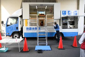 地震体験車で本震-余震型の揺れを体感