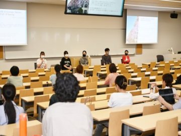 リアルな留学体験談を熱心に聞く学生たち