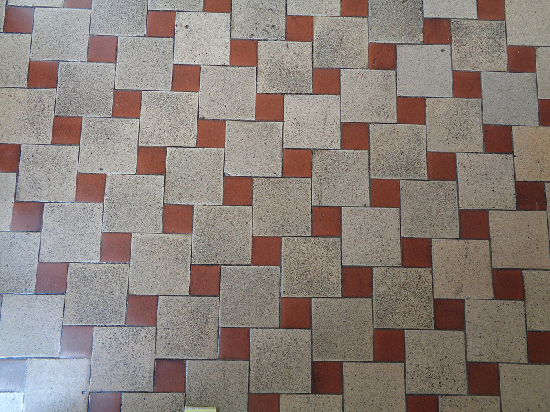 地下1階廊下のタイル模様