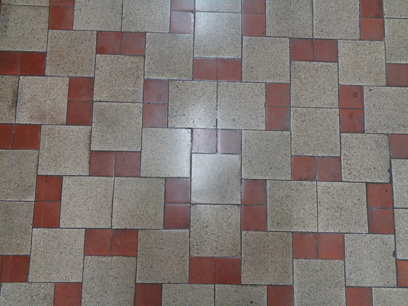 1階廊下のタイル模様