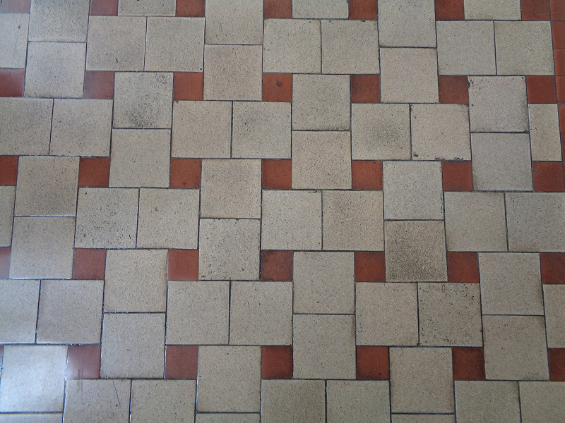 4階廊下のタイル模様