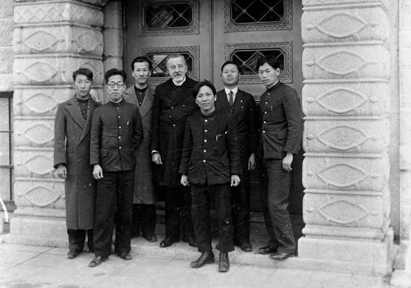 ホフマン初代学長と学生たち