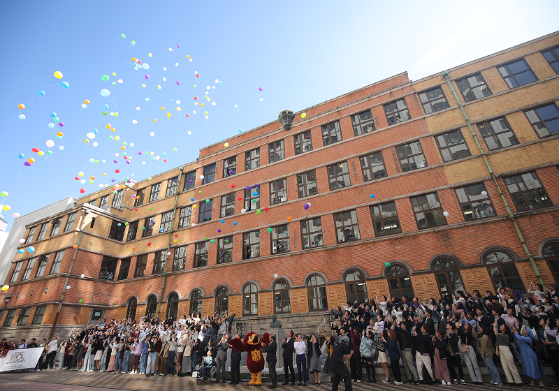 風船舞う1号館（創立110周年イベント）