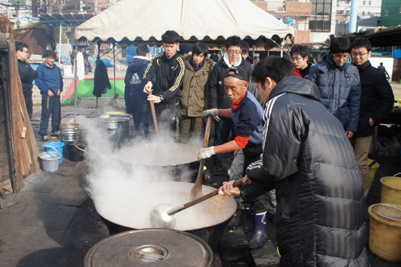 釜ヶ崎（大阪市西成区）における炊き出し