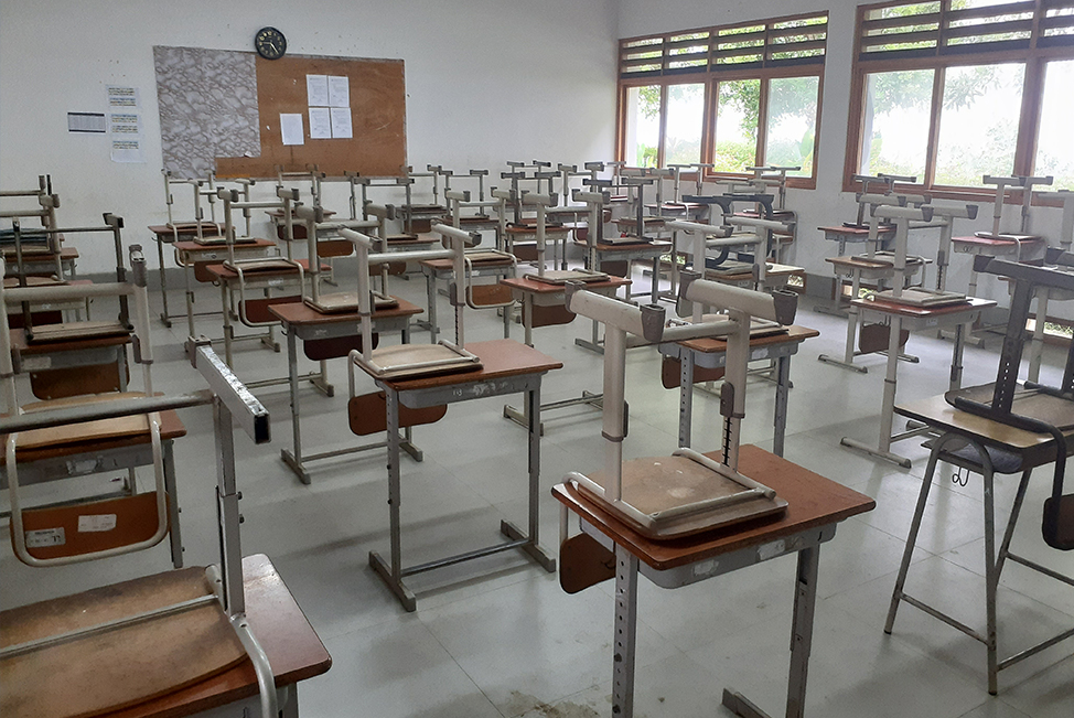 栄光学園から寄贈された机と椅子2