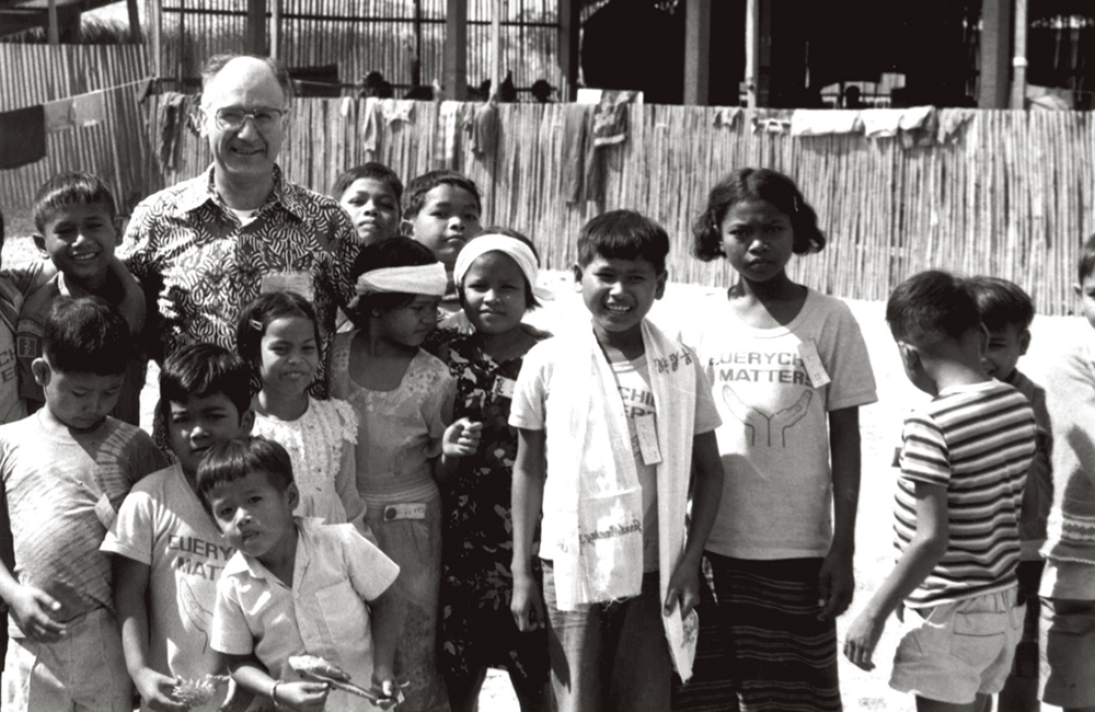 資料3　難民キャンプでのボランティア。ピタウ学長を囲む子ども達（1980年）